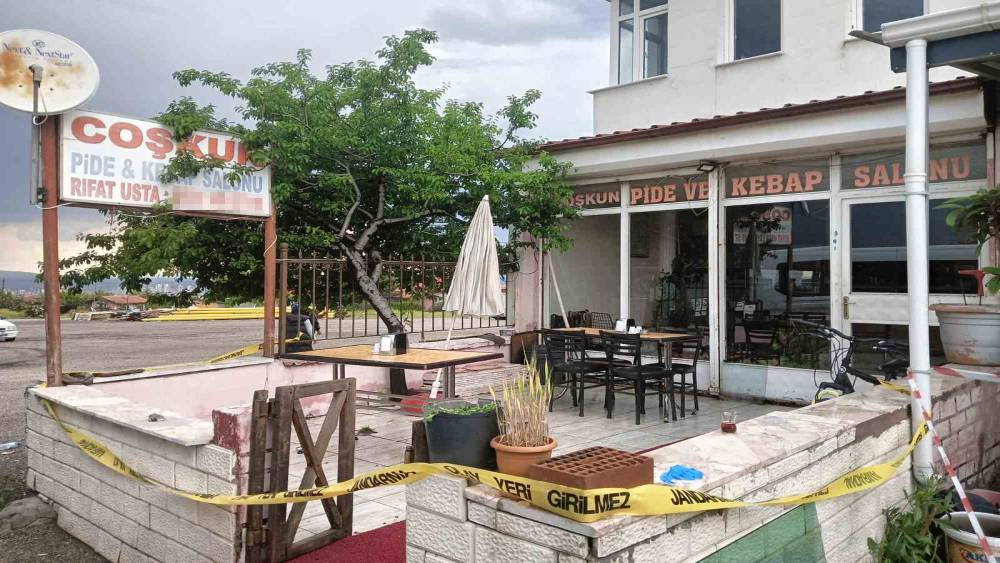 Husumetli olduğu adamı ve onun eşini tabancayla yaraladıktan sonra intihar etti
