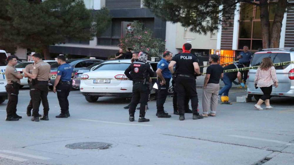 &Ccedil;ocuğunun g&ouml;z&uuml; &ouml;n&uuml;nde pompalı saldırıya uğrayan kadın kurtarılamadı
