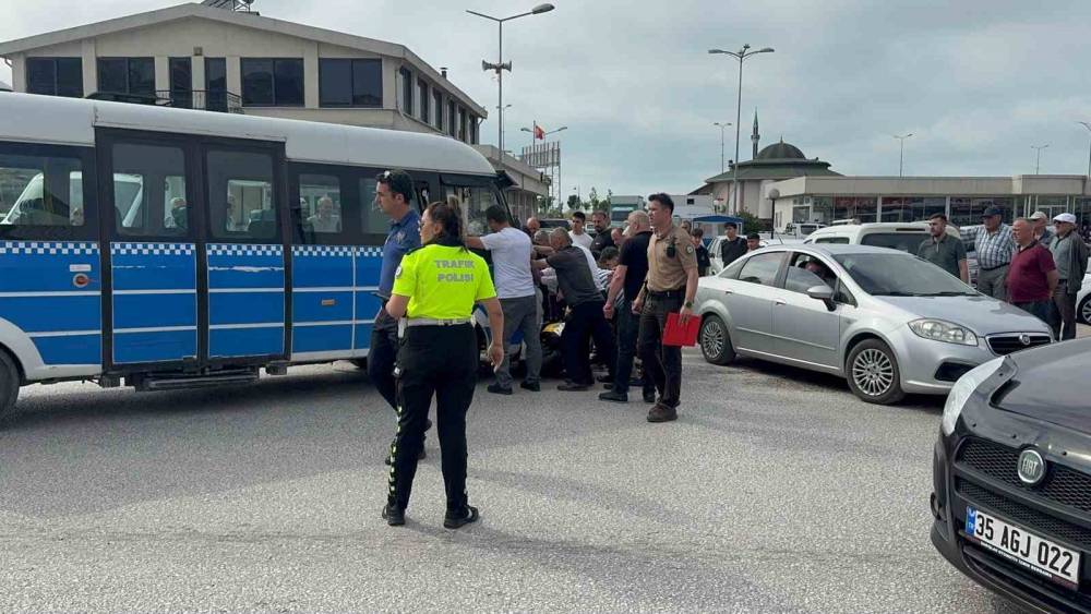 Alaplı&rsquo;da  minib&uuml;s, motosiklete &ccedil;arptı 1 yaralı

