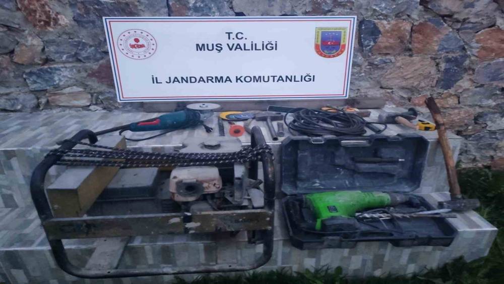 Muş&rsquo;ta ka&ccedil;ak kazı operasyonu: 3 ş&uuml;pheli g&ouml;zaltına alındı
