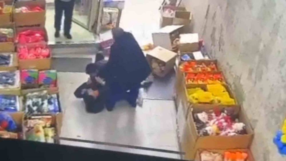 Komşu esnafın m&uuml;şteri kapma kavgası kamerada
