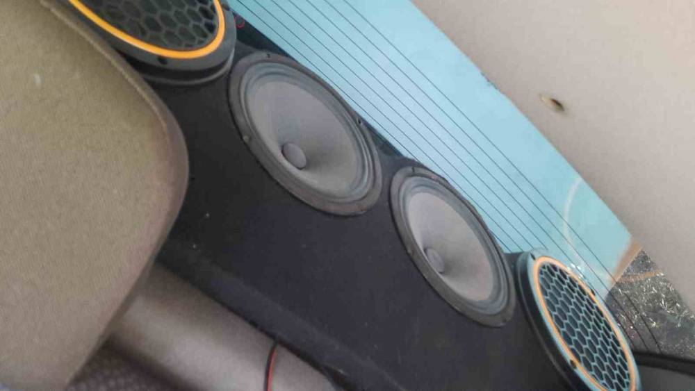 Y&uuml;ksek sesle m&uuml;zik a&ccedil;an 2 s&uuml;r&uuml;c&uuml;ye toplam 246 bin 898 TL ceza
