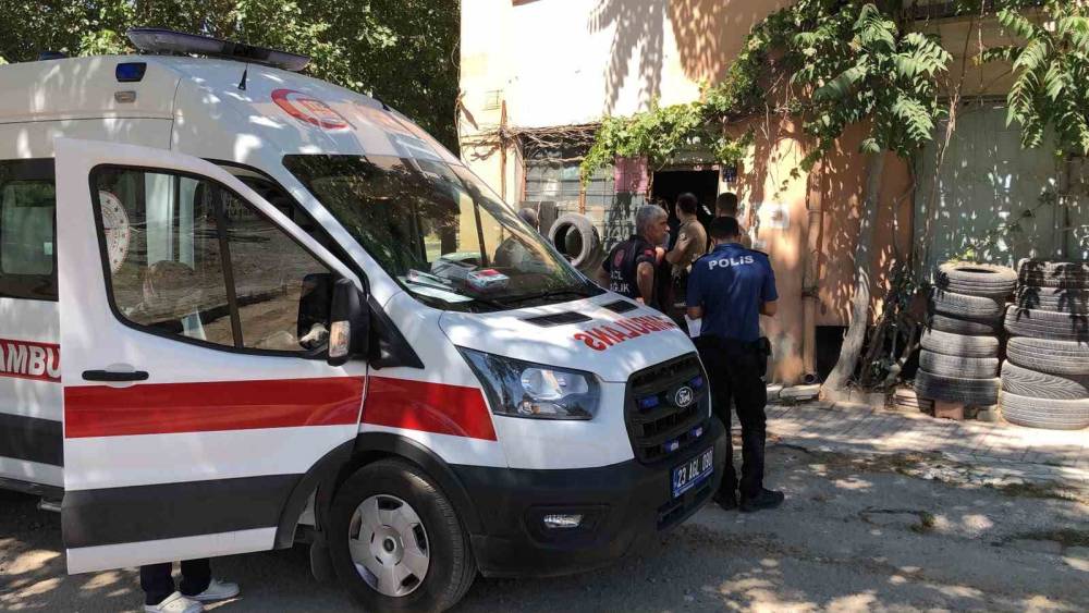 Uyuyor zannettikleri adamın &ouml;ld&uuml;ğ&uuml; ortaya &ccedil;ıktı
