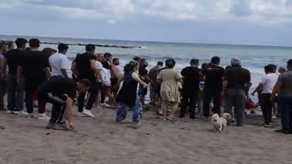 Karadeniz&rsquo;de facia: Valiliğin uyarısına rağmen denize girdiler, 1 kişi &ouml;ld&uuml;, 2 kişi hastanelik oldu
