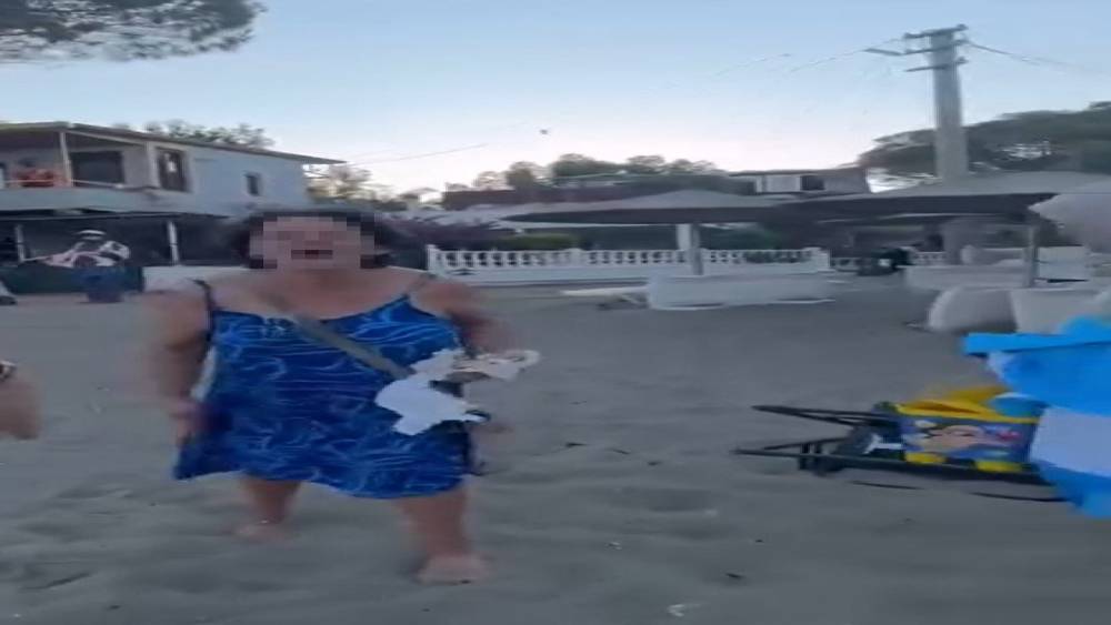 İzmir&rsquo;de plajda s&ouml;zl&uuml; saldırı kameraya yansıdı
