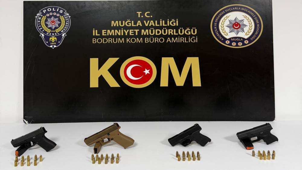 Ruhsatsız silahlarla ka&ccedil;arken kıskıvrak yakalandılar
