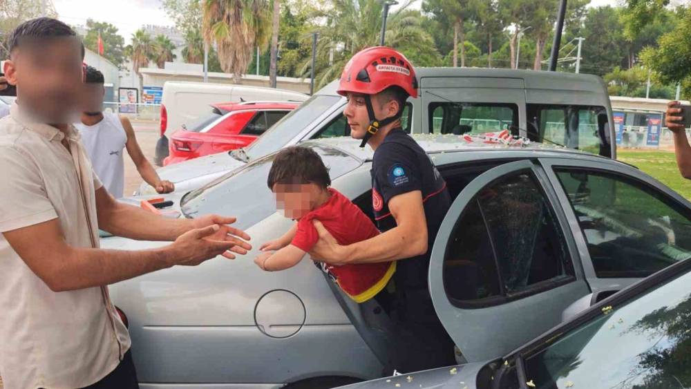 Antalya&rsquo;da otomobilde kilitli kalan &ccedil;ocuğu itfaiye kurtardı

