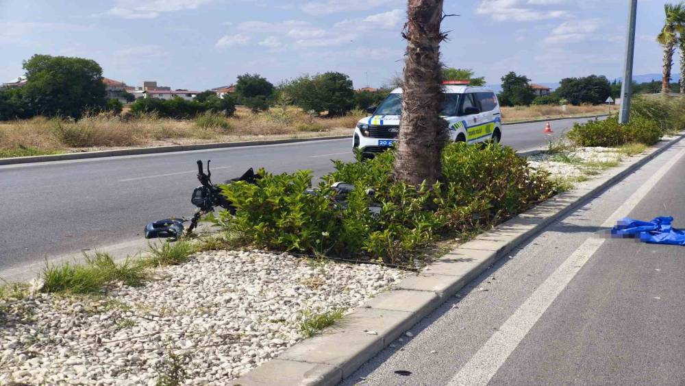 Denizli&rsquo;de ağaca &ccedil;arpan motosikletin s&uuml;r&uuml;c&uuml;s&uuml; ağır yaralandı
