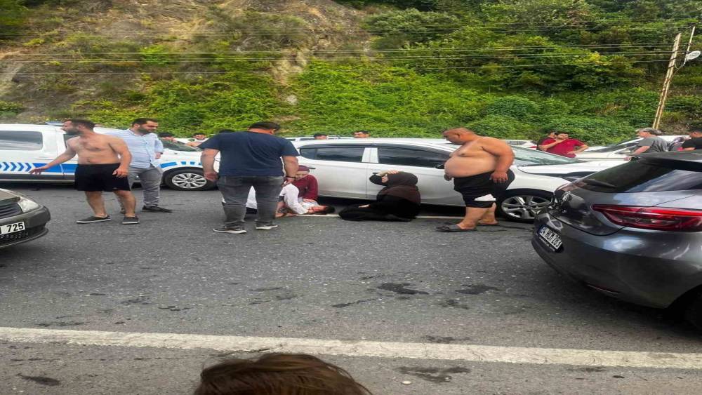 Yolun karşısına ge&ccedil;erken otomobilin &ccedil;arptığı baba ve oğlu ağır yaralandı
