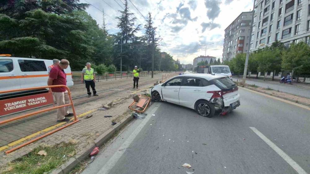 Eskişehir&rsquo;de trafik kazası: Anne ve 4 yaşındaki kızı yaralandı
