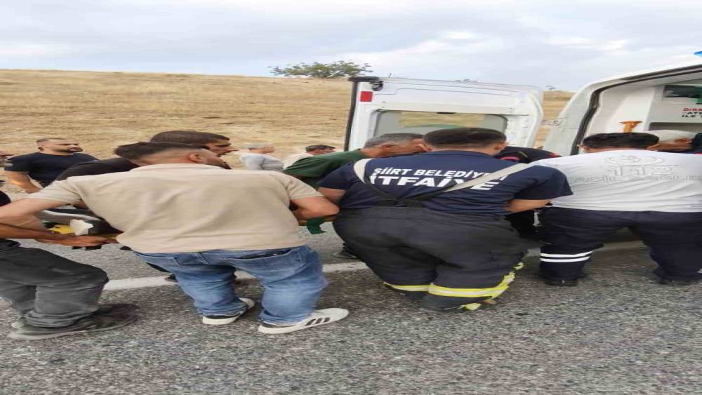 Siirt&rsquo;te otomobil takla attı: 1&rsquo;i ağır 3 yaralı

