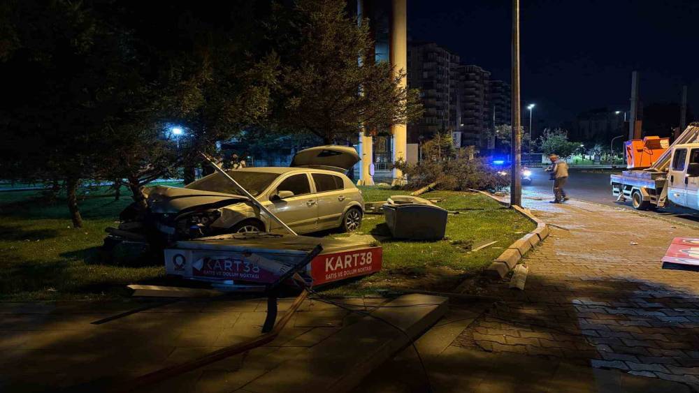 Otomobil parka daldı, ortalık savaş alanına d&ouml;nd&uuml;
