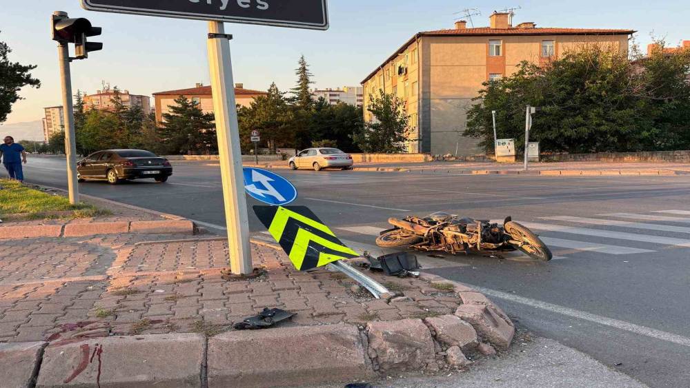 Kayseri&rsquo;de otomobilin &ccedil;arptığı motosiklet s&uuml;r&uuml;c&uuml;s&uuml; ağır yaralandı
