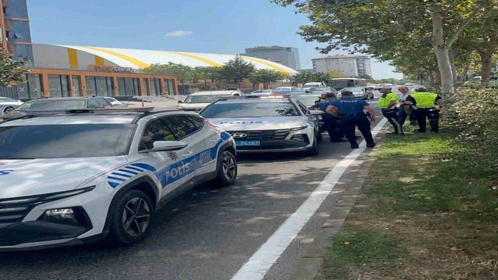 Yayalara yol veren polis aracına otomobil &ccedil;arptı: 1 polis yaralı
