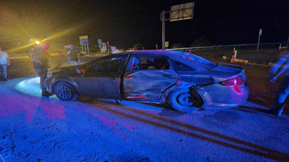 Isparta&rsquo;da kavşakta iki otomobil &ccedil;arpıştı: 4 yaralı
