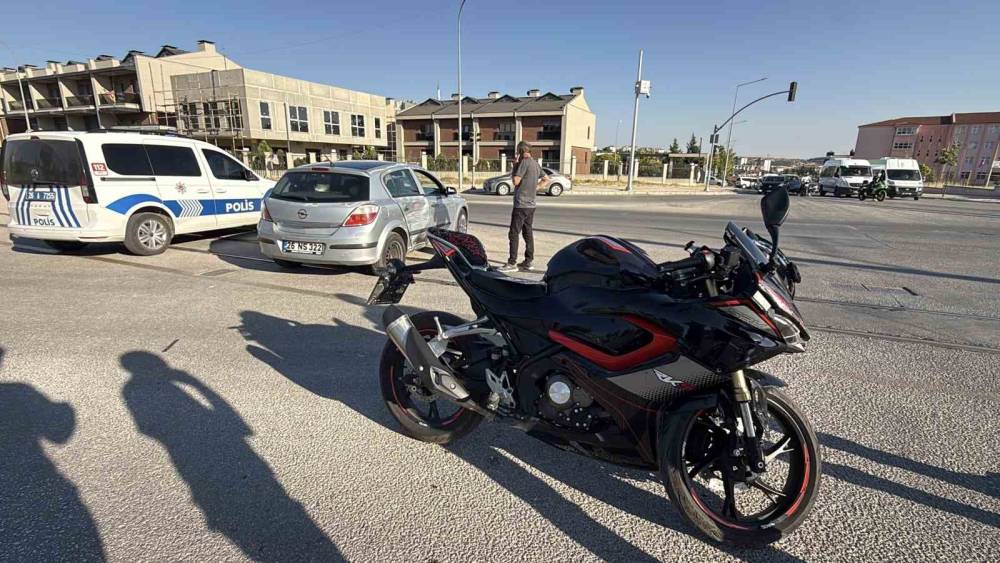 Kavşakta ara&ccedil; ve motosikletin karıştığı kazada 1 kişi yaralandı
