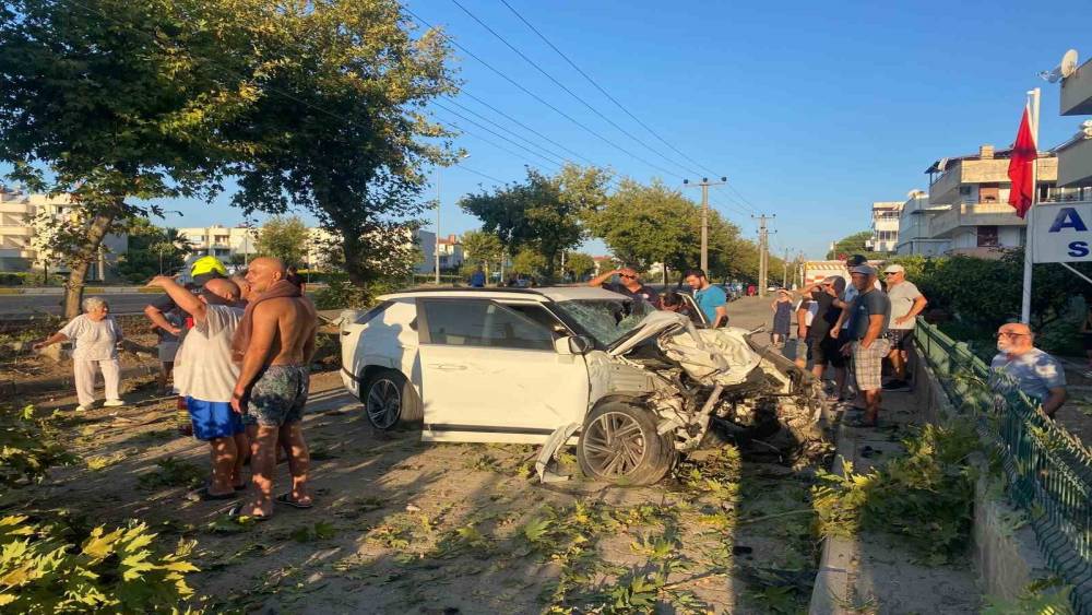 Edremit&rsquo;te otomobil ağaca &ccedil;arptı
