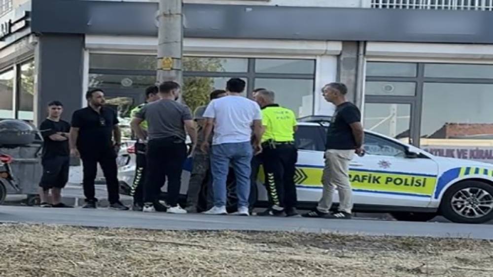 390 bin TL ceza yazılan ehliyetsiz s&uuml;r&uuml;c&uuml;, polislere bağırarak tepki g&ouml;sterdi
