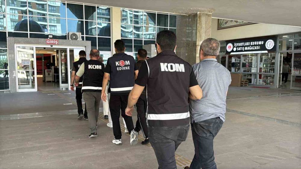 Adliyeye sevk edilen ş&uuml;phelilerin rahat tavırları ve s&ouml;zleri dikkat &ccedil;ekti
