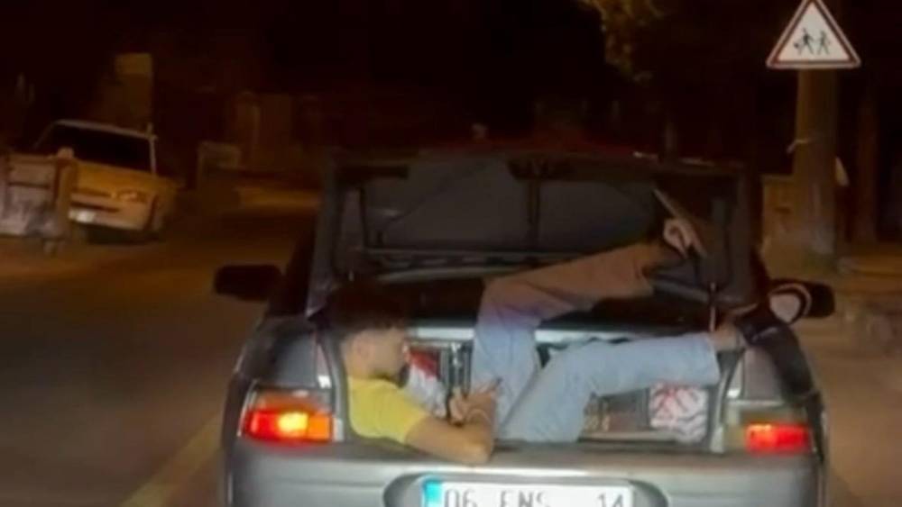 Ara&ccedil; bagajındaki tehlikeli yolculuk kamerada
