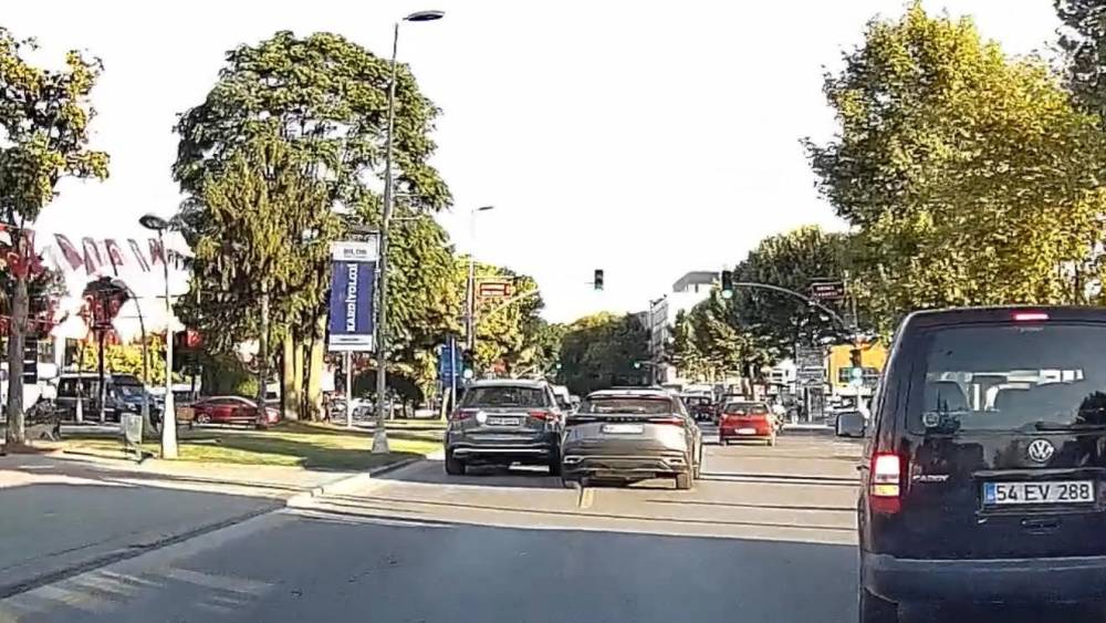 Faciaya davetiye &ccedil;ıkardı: Trafiğin yoğunluğuna aldırmadan makas attı
