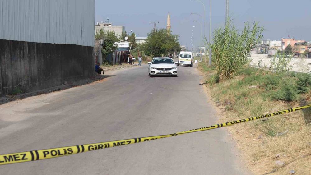 Motosikletli ş&uuml;pheliler, seyir halindeki otomobile kurşun yağdırdı: 1 yaralı
