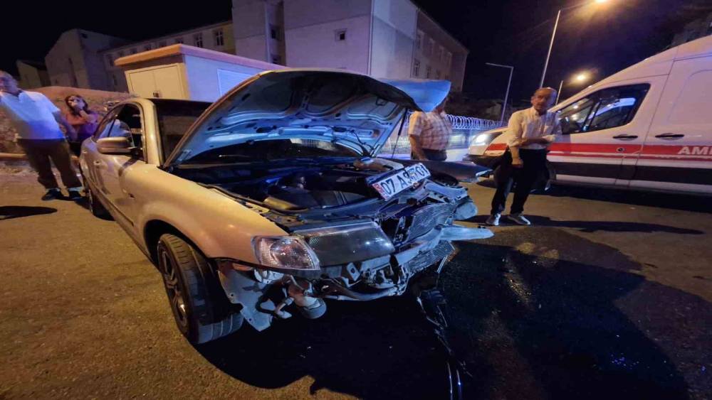 Batman&rsquo;da otomobiller &ccedil;arpıştı: 2 yaralı
