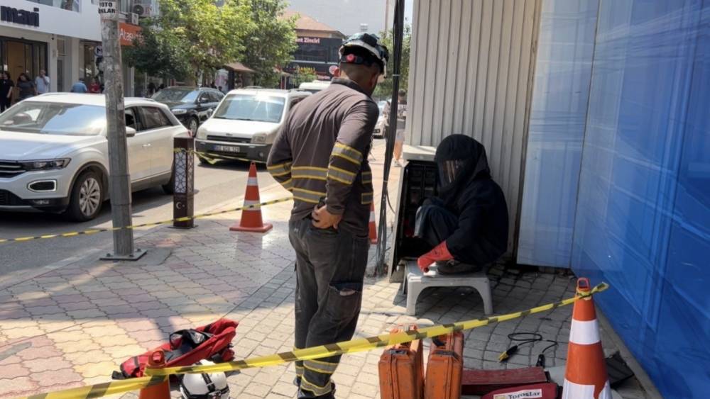 Trafoda yangın &ccedil;ıktı, vatandaşlar ATM&rsquo;den para &ccedil;ekmeye devam etti
