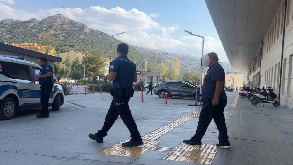 Park kavgasında komşularını bı&ccedil;aklayan ş&uuml;pheli tutuklandı
