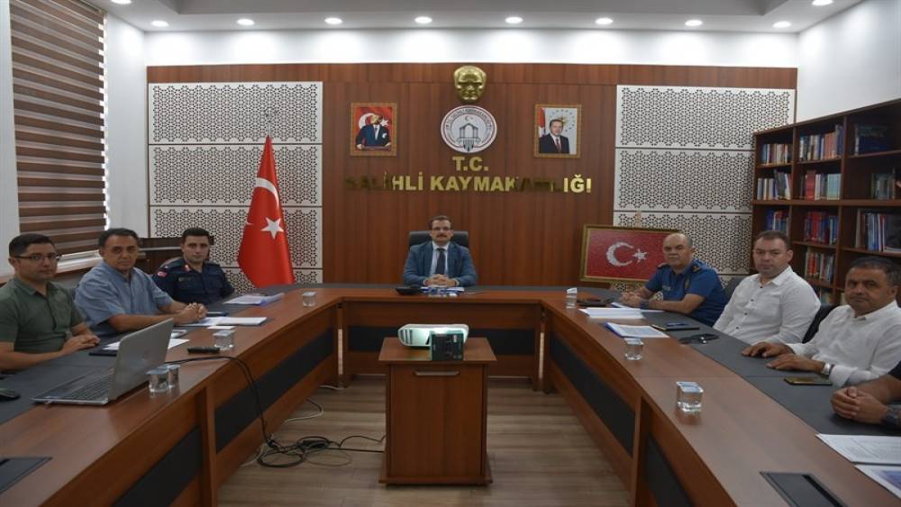 Salihli&rsquo;de metruk binalar yıkılıyor, hurda ara&ccedil;lar kaldırılıyor
