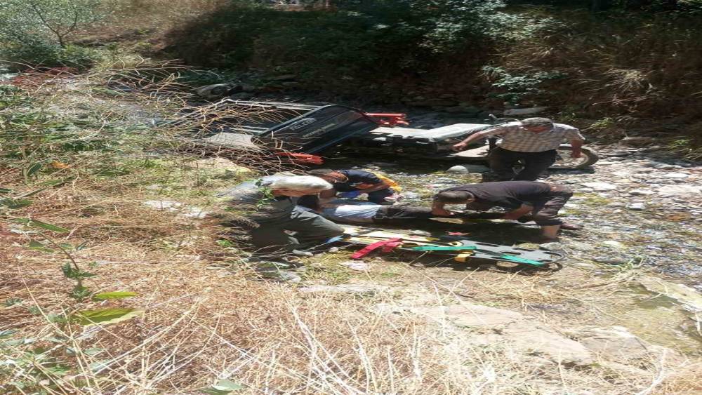 3 tekerlekli motor dere yatağına devrildi: Dede &ouml;ld&uuml;, 2 torunu yaralandı
