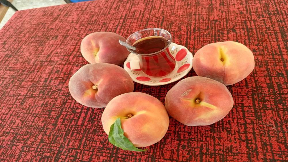 Şeftali fiyatları 1 g&uuml;nde yarıya d&uuml;şt&uuml;
