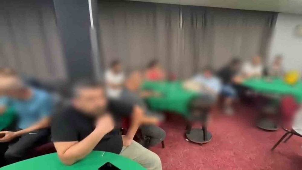 Manisa&rsquo;da d&uuml;ğ&uuml;n salonu g&ouml;r&uuml;n&uuml;ml&uuml; kumarhaneye baskın
