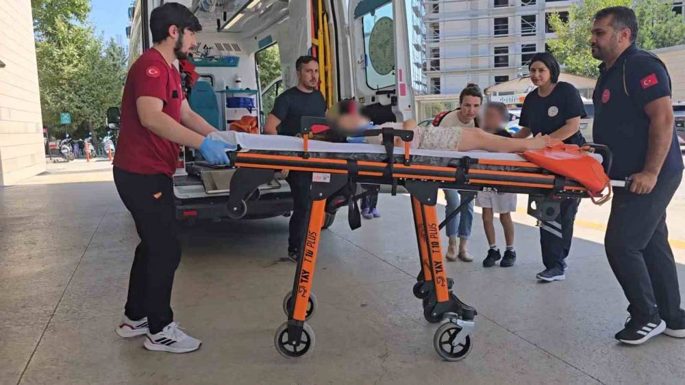 Otomobil motosikletle &ccedil;arpıştı: 2&rsquo;si &ccedil;ocuk 3 yaralı
