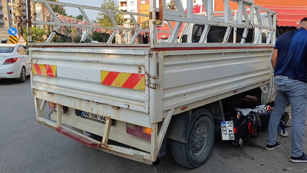 Pikap ile motosiklet &ccedil;arpıştı, motosiklet s&uuml;r&uuml;c&uuml;s&uuml; yaralandı
