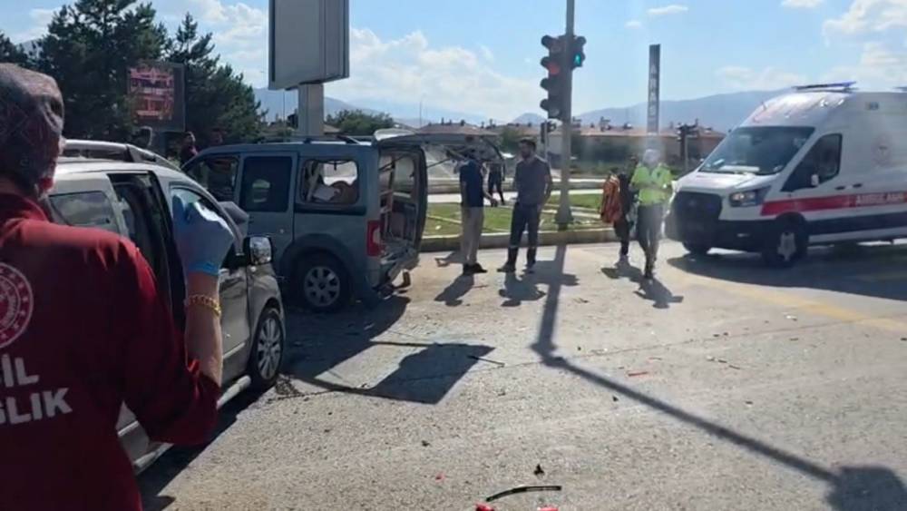Erzincan&rsquo;da iki otomobilin &ccedil;arpıştığı kazada 4 kişi yaralandı
