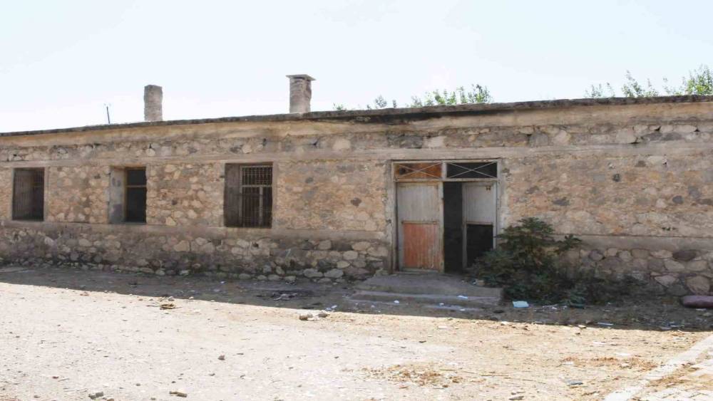Silopi&rsquo;de tehlike sa&ccedil;an metruk yapı yıkılıyor
