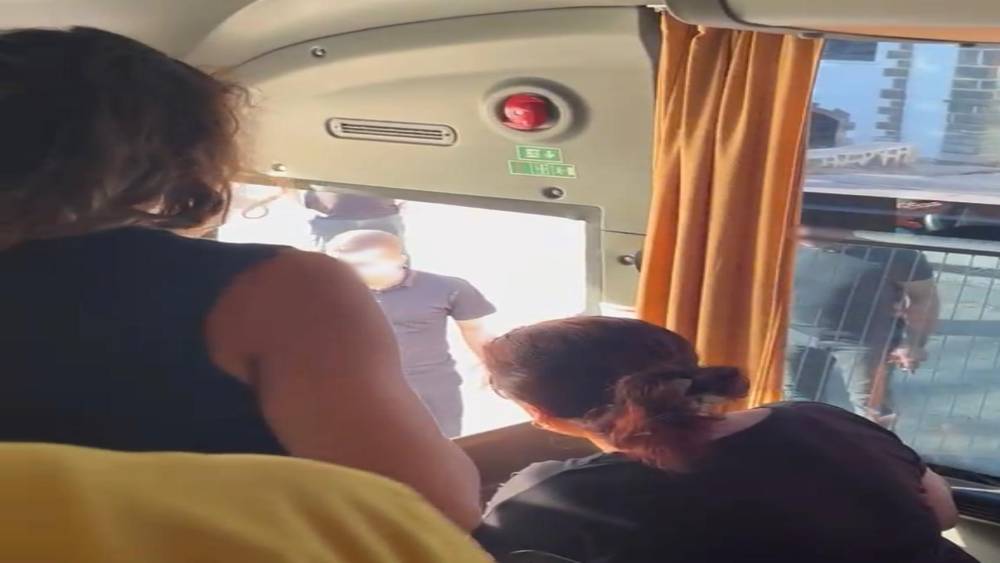 Sağlık personelini taşıyan otob&uuml;s&uuml;n &ouml;n&uuml;n&uuml; kesip camlarını yumrukladılar
