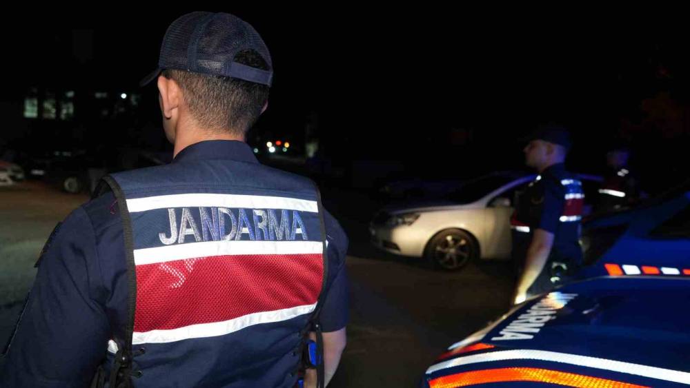 D&uuml;ğ&uuml;n magandalarına eş zamanlı operasyon: 8 g&ouml;zaltı
