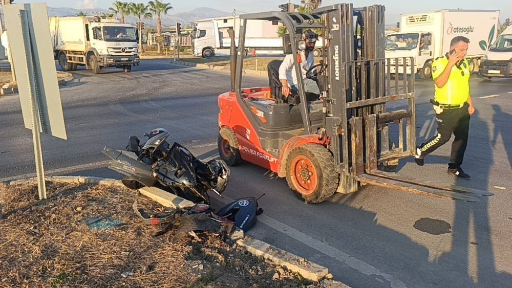 Kırmızı ışık ihlali yapan ticari taksiyle motosiklet &ccedil;apıştı: 1 yaralı
