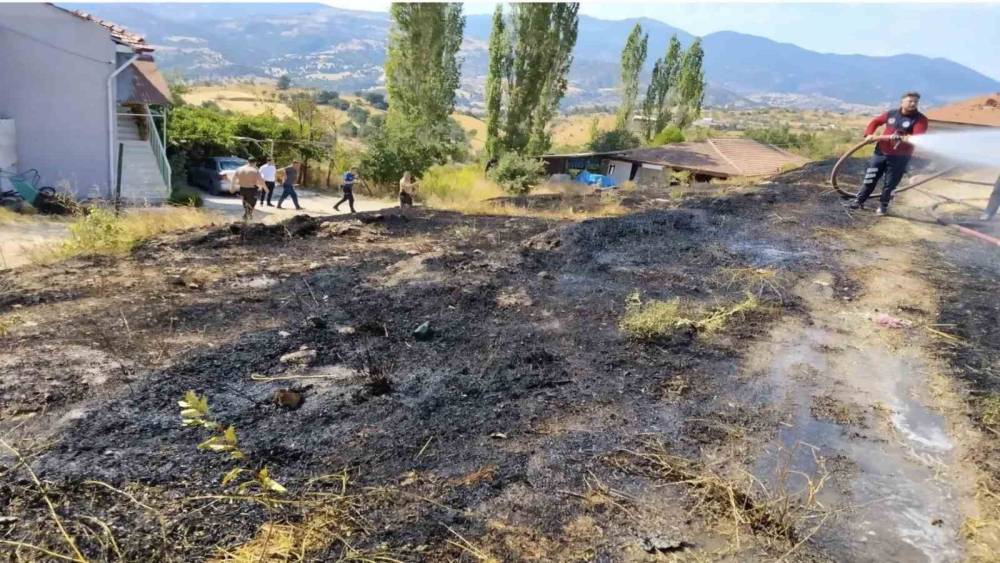 Emet&rsquo;te ot yangını b&uuml;y&uuml;meden s&ouml;nd&uuml;r&uuml;ld&uuml;
