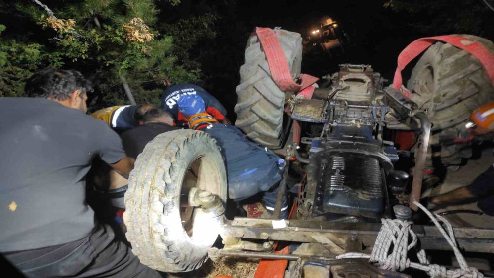 Devrilen trakt&ouml;r&uuml;n altında kalan s&uuml;r&uuml;c&uuml; kurtarıldı
