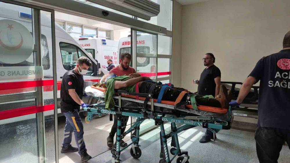 T&uuml;t&uuml;n y&uuml;kl&uuml; r&ouml;mork devrildi: 8 yaralı
