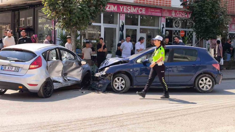 İneg&ouml;l&rsquo;de iki otomobil kafa kafaya &ccedil;arpıştı
