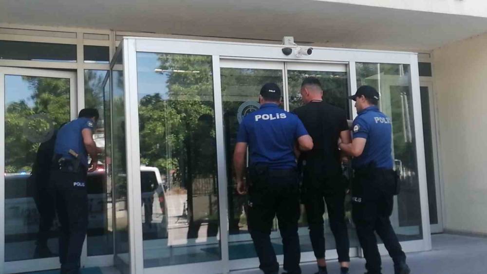 Trafik denetiminde 14 yıl 49 ay hapis cezasıyla aranan h&uuml;k&uuml;ml&uuml; yakalandı
