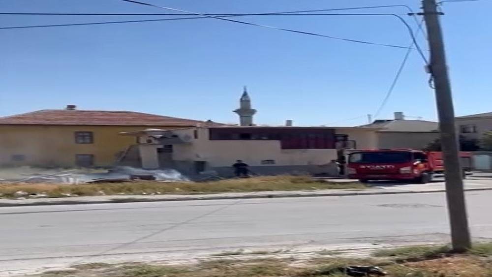 Karapınar&rsquo;da iki ayrı ot yangını paniğe neden oldu
