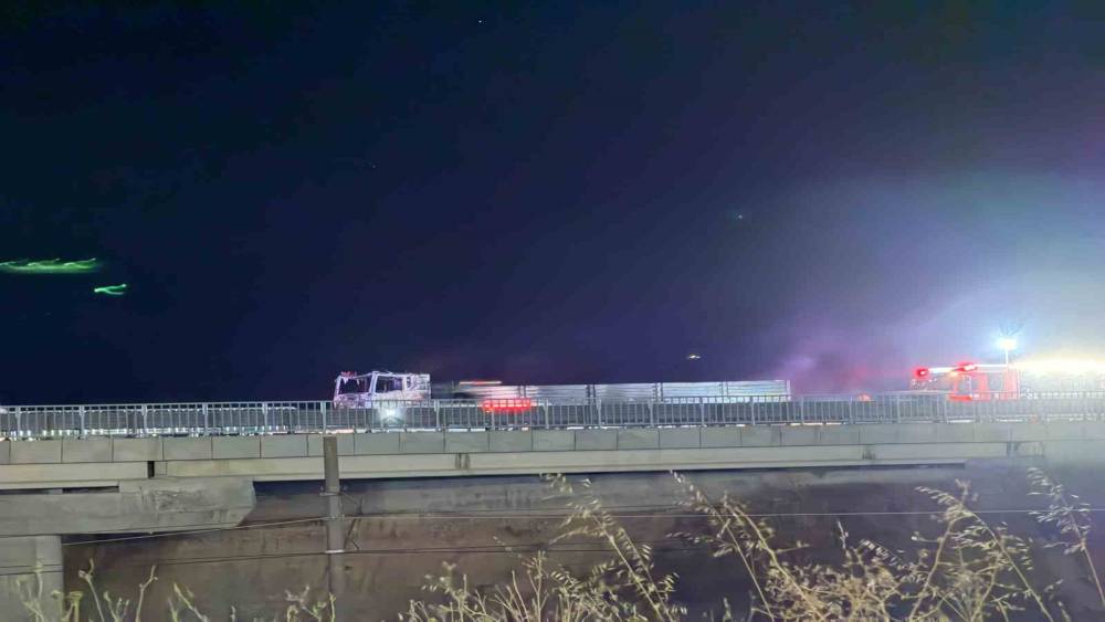 Polatlı&rsquo;da seyir halindeki tır alevlere teslim oldu
