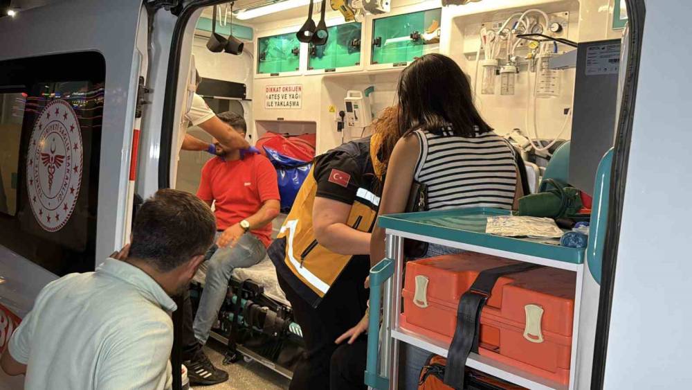 Kontrolden &ccedil;ıkan otomobil park halindeki araca &ccedil;arptı: 5 yaralı
