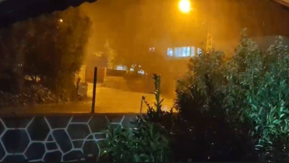 Hatay&rsquo;da ceviz b&uuml;y&uuml;kl&uuml;ğ&uuml;nde dolu yağdı, bazı ara&ccedil;lar hasar g&ouml;rd&uuml;
