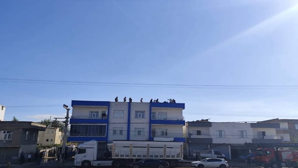 Diyarbakır&rsquo;da kahreden olay: Usta hayatını kaybetti, 2 &ccedil;ırağı ağır yaralandı
